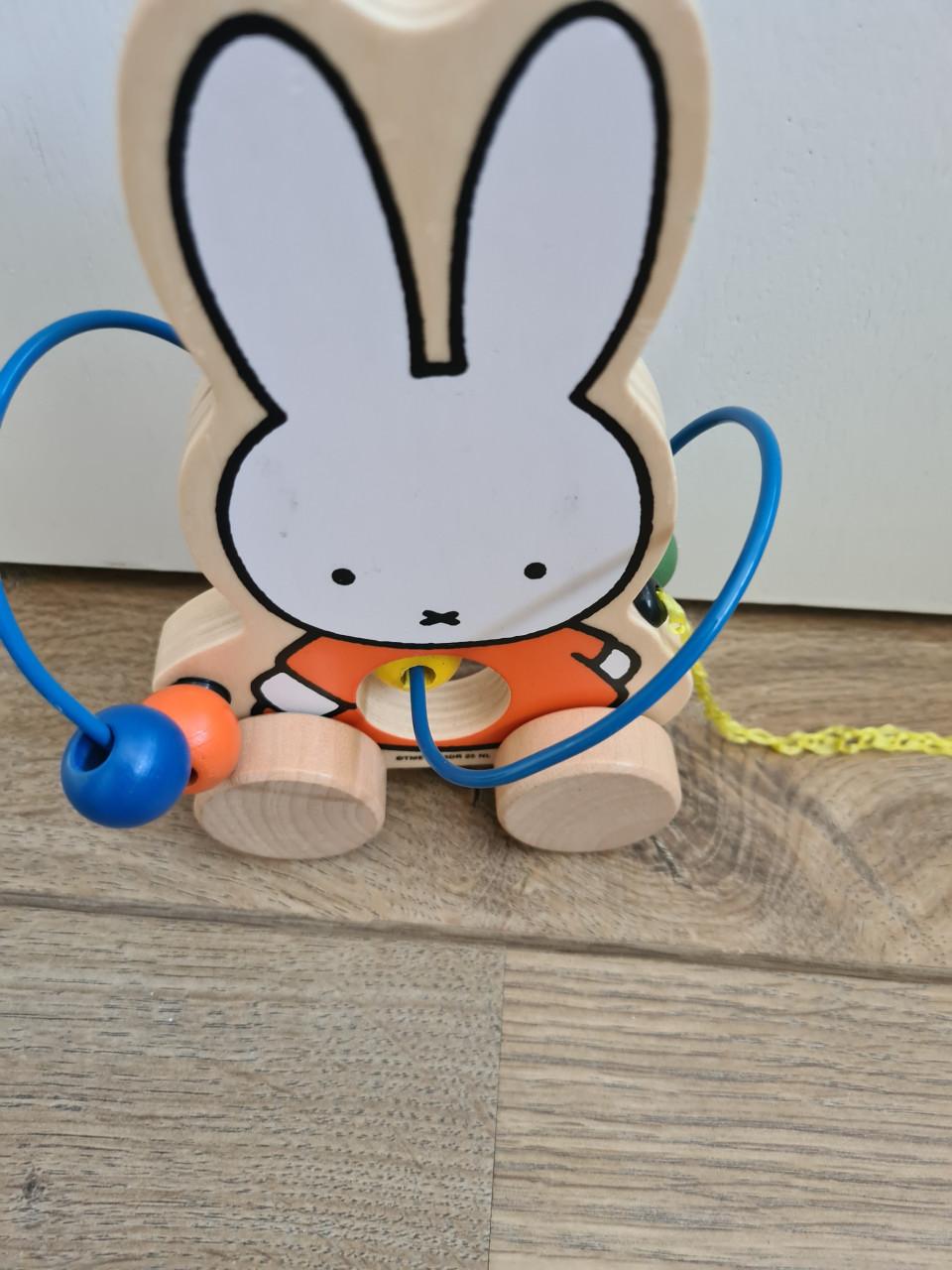 Nijntje houten trekfiguur met kralendoolhof van Bambolino Toys