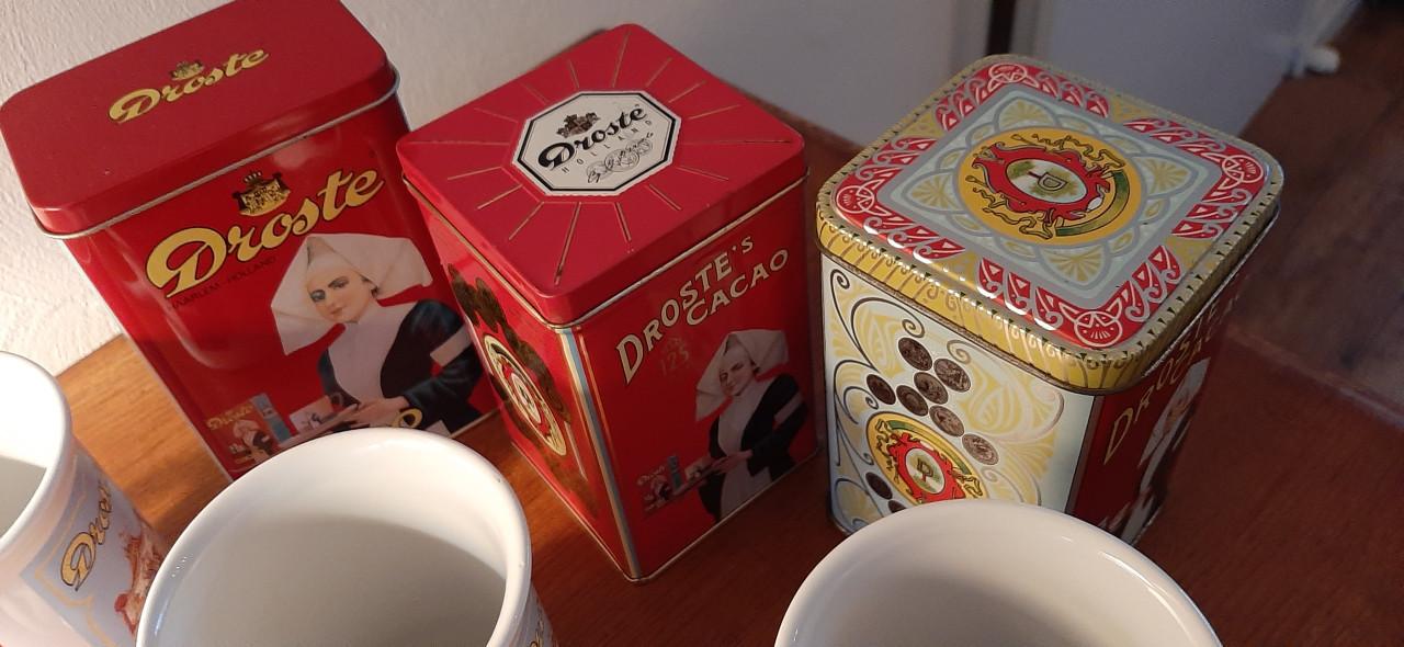 Droste bekers en blikken