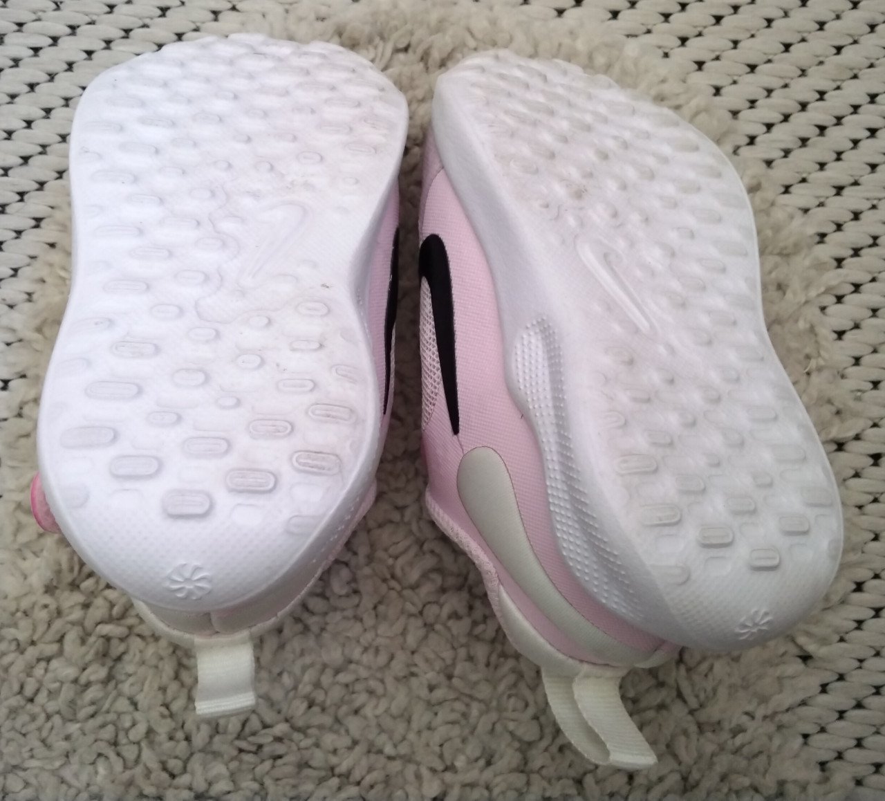 Lichtroze Nike kinderschoentjes