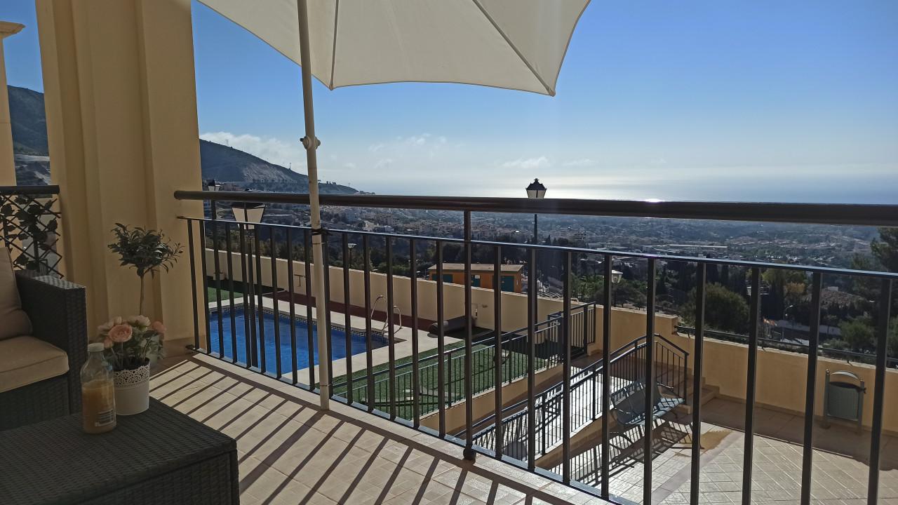 Geniet van een fabuleus uitzicht vanaf uw balkon in de zon.