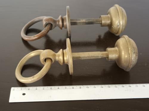 2 antieke koperen deurknoppen