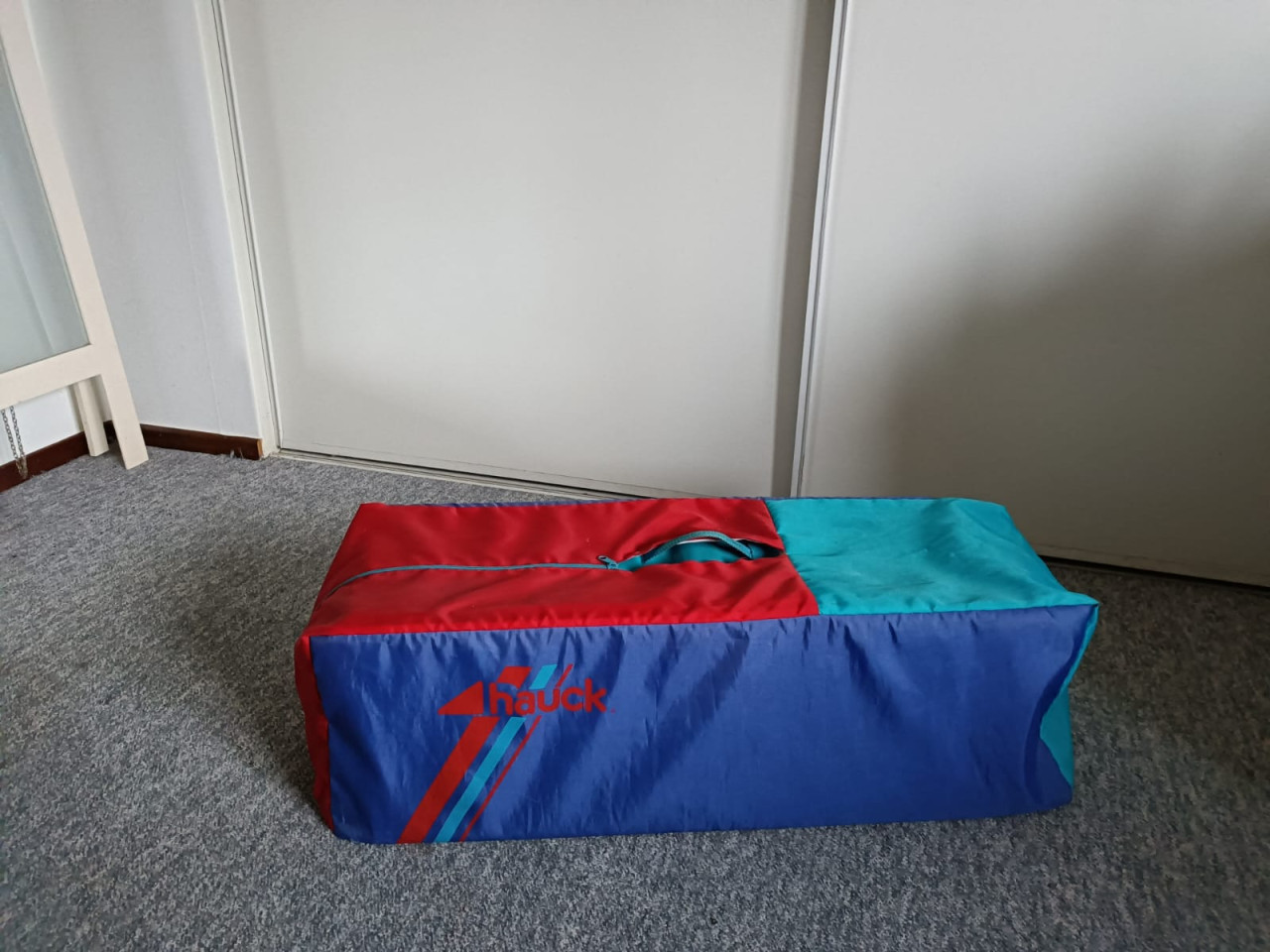 Campingbedje met matras en laken en opbergtas