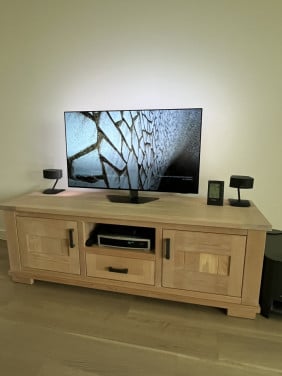 Te koop: een massief houten TV meubel en tevens dressoir van licht eiken
