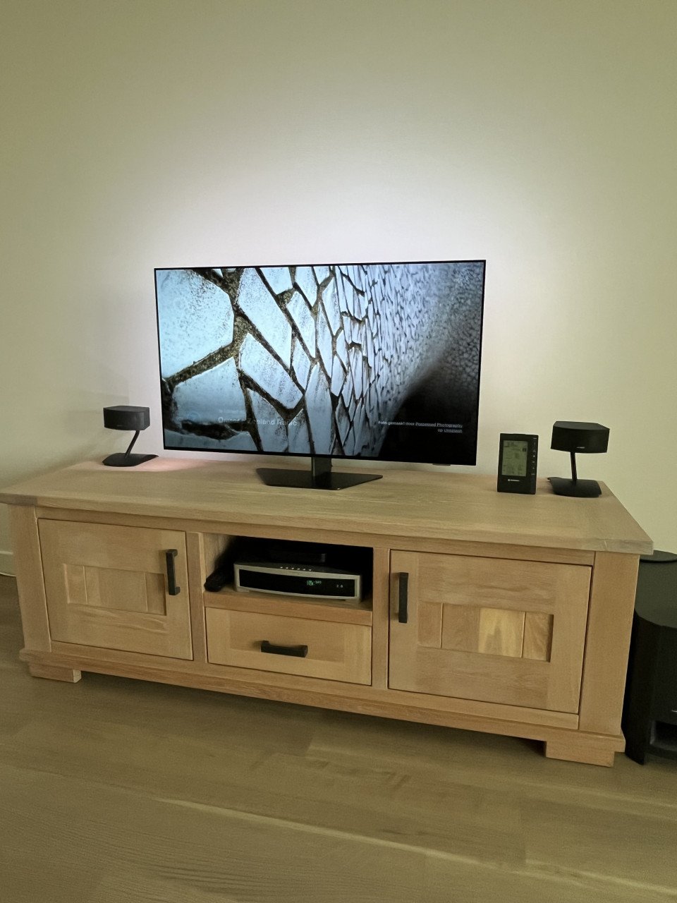 Te koop: een massief houten TV meubel en tevens dressoir van licht eiken