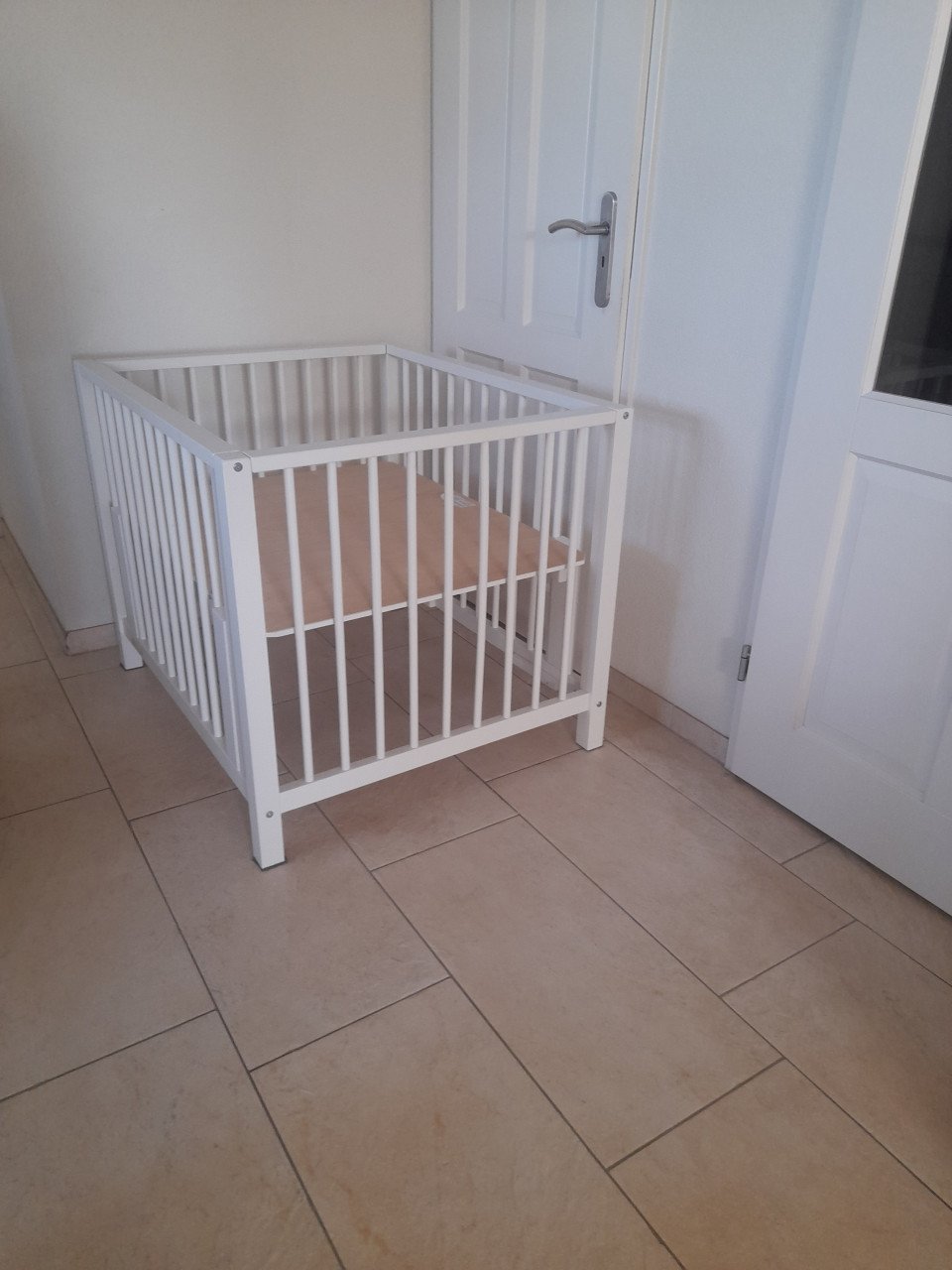 Witte box in hoogte verstelbaar 81 x 96 x 78H (in goede nette staat )