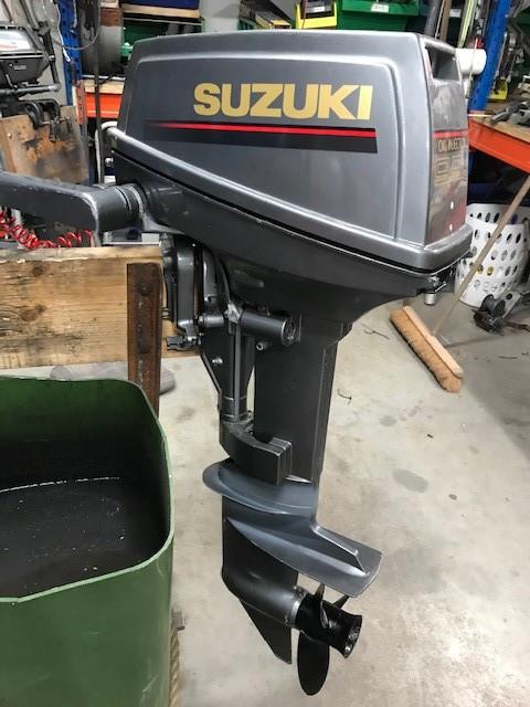 SUZUKI 9,9 EN TOHATSU 20 PK
