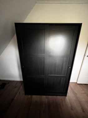 Kledingkast. Zwart.