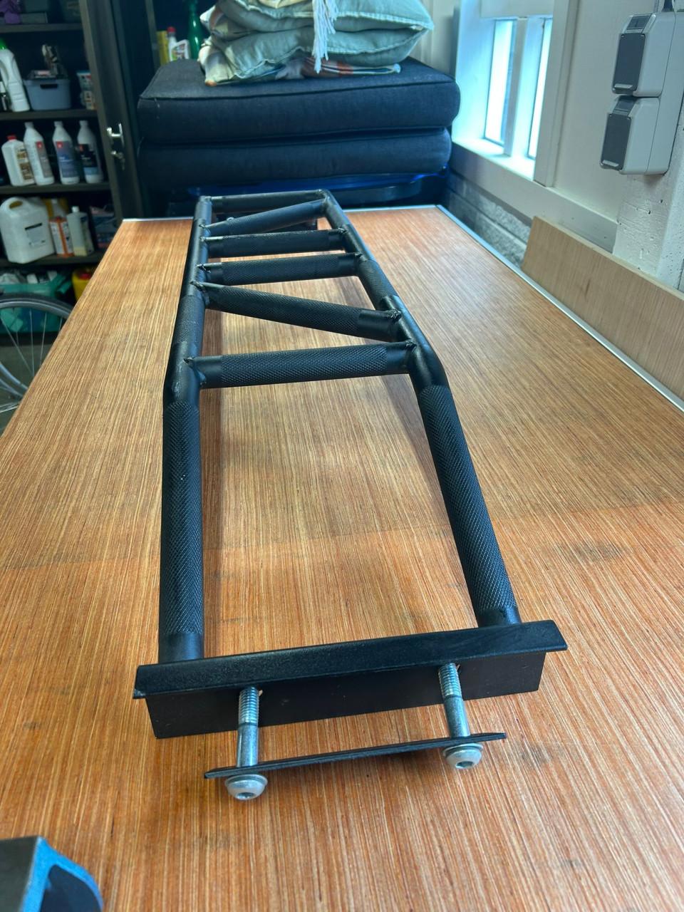 Barbarian line pull up bar