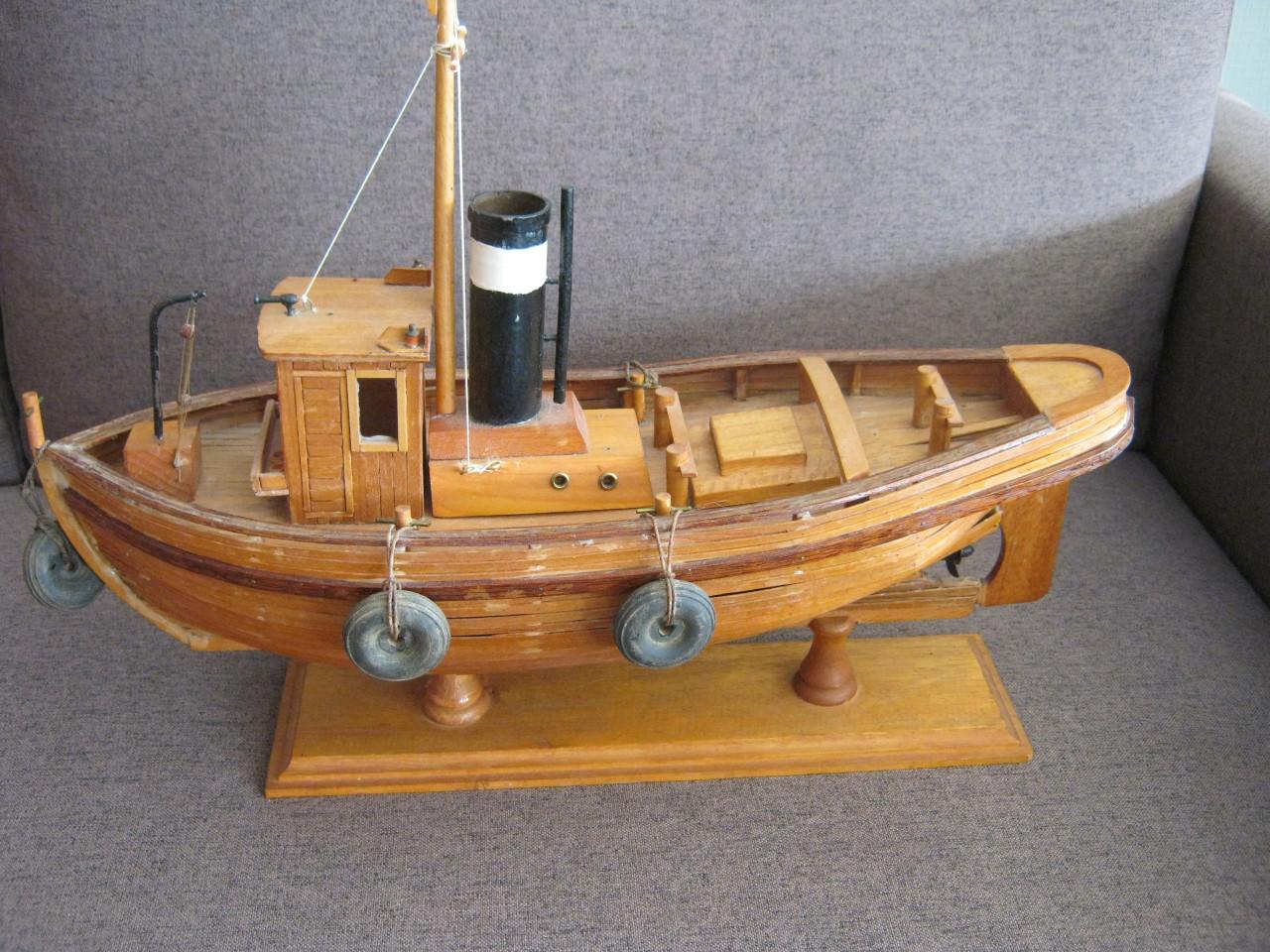 6 houten schepen.
