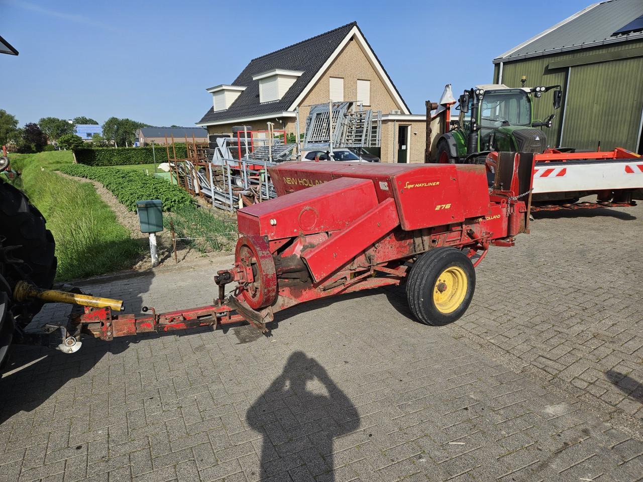 Kleine pakkenpers New Holland 276