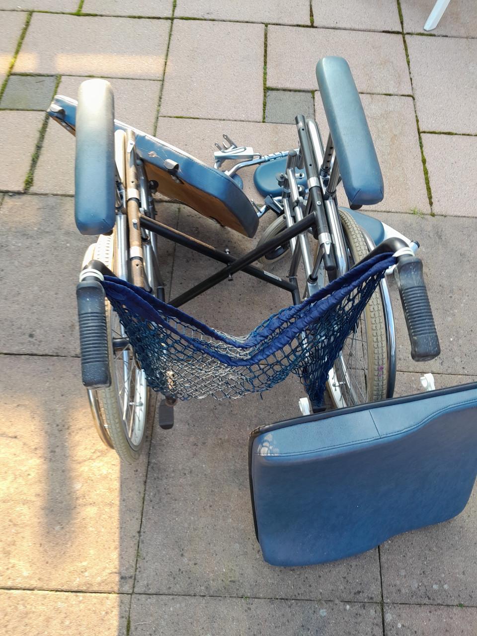 Gratis af te halen: ouderwetse rolstoel