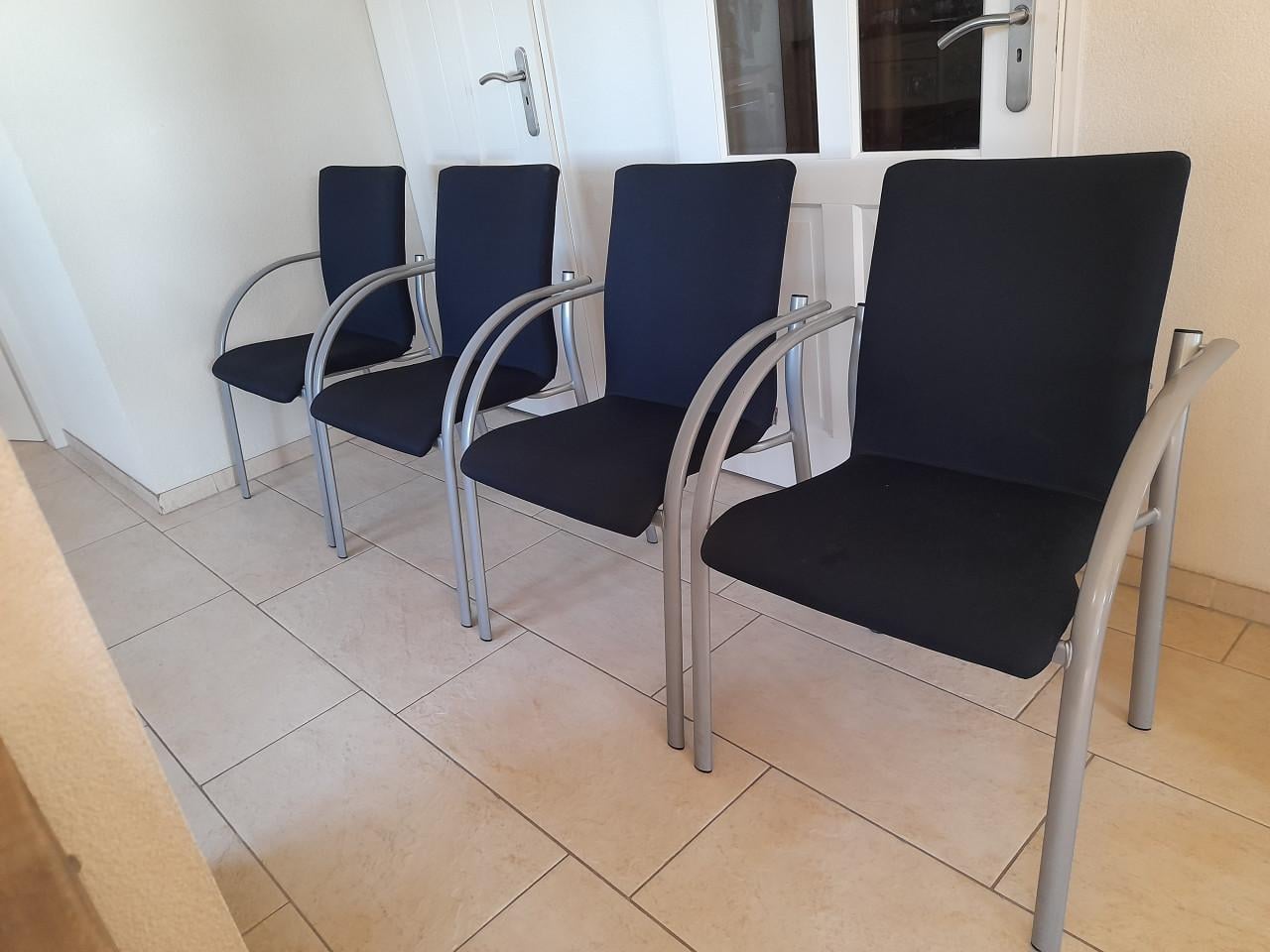 4 Stevig lekker zittende (vergader) stoelen (in goede nette staat)