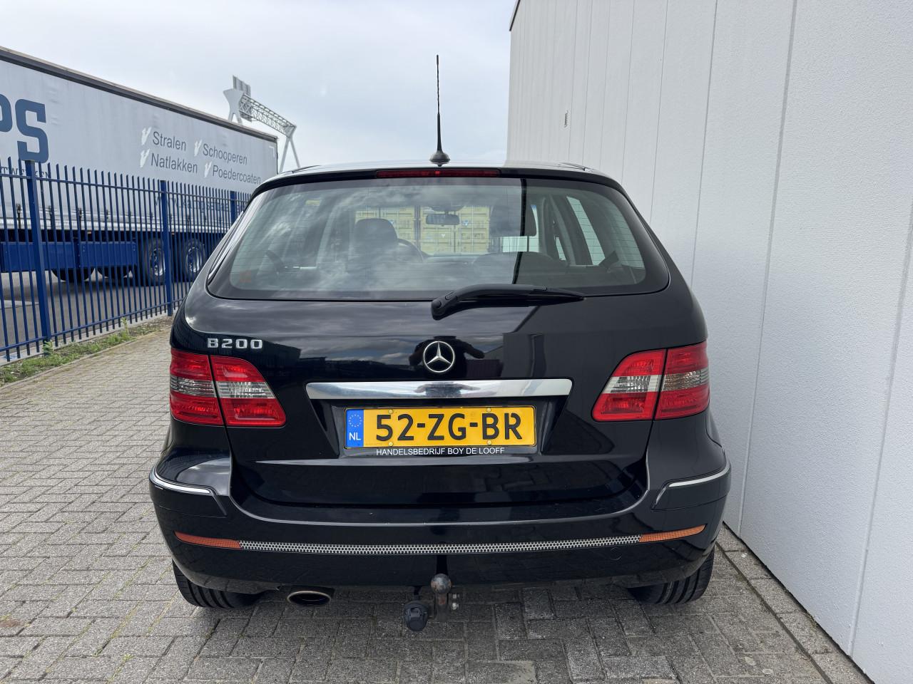 Mercedes B200 met 4 nieuwe banden en vol jaar apk!