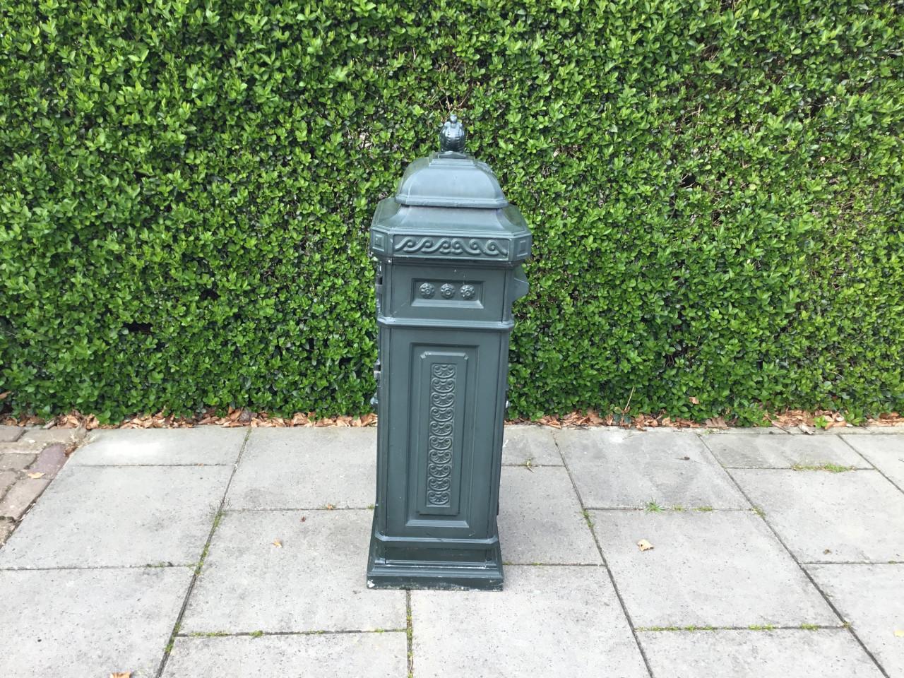 Kolom brievenbus.  Groen