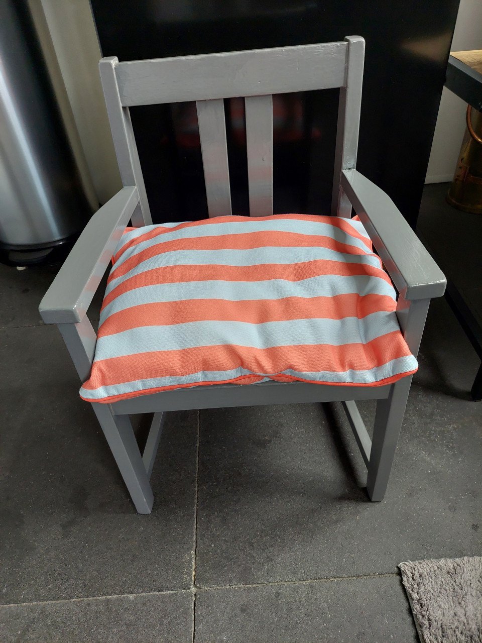 Te koop mooi klein stoeltje en oude stoof