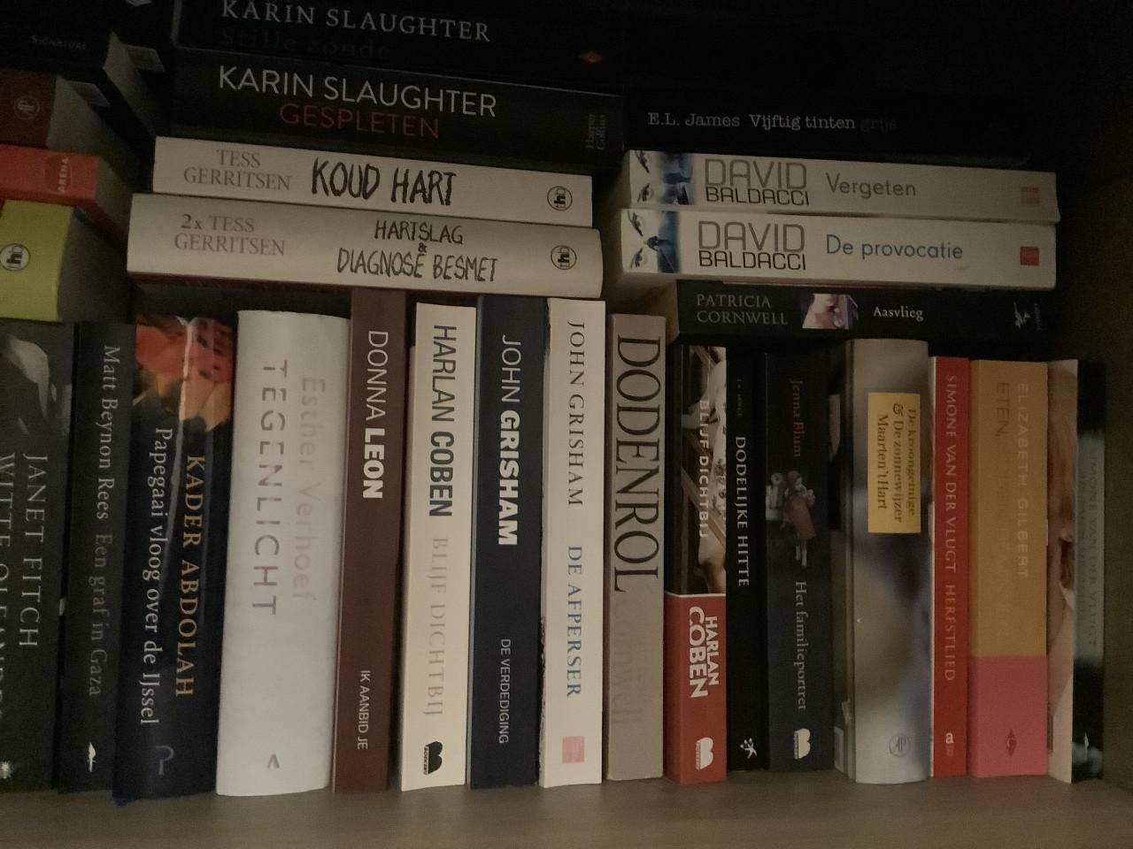 Opruiming van een stapel boeken, roman, thriller van alles wat.