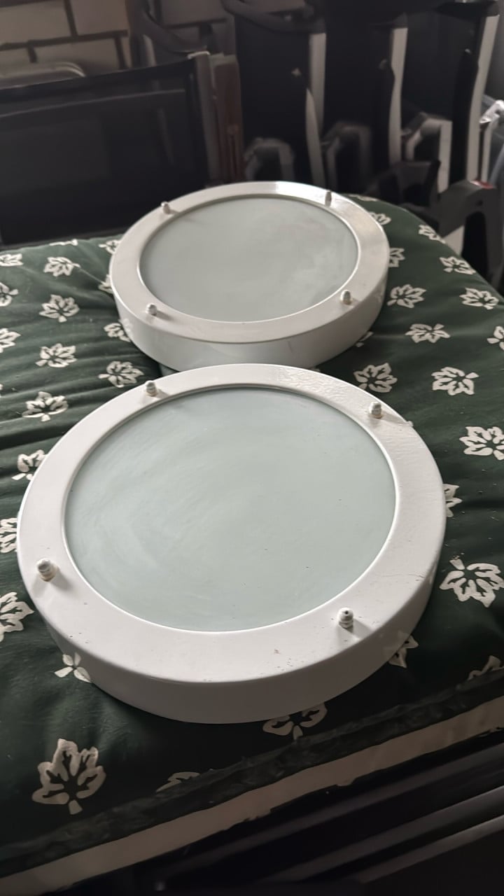 Twee plafond lampen