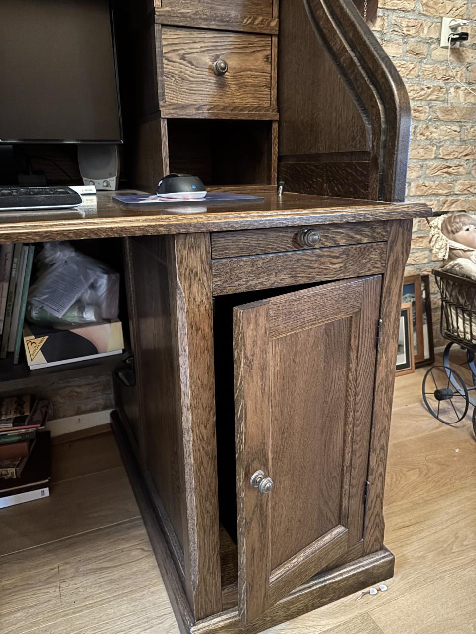 Antiek bureau met bijpassende stoel