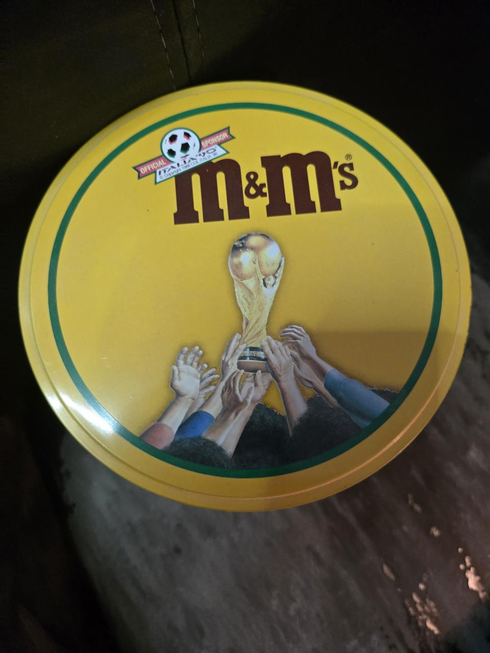 Vintage cilindrisch M&M's verzamelblik WK Italië 1990 H 18cm Ø 15.5cm