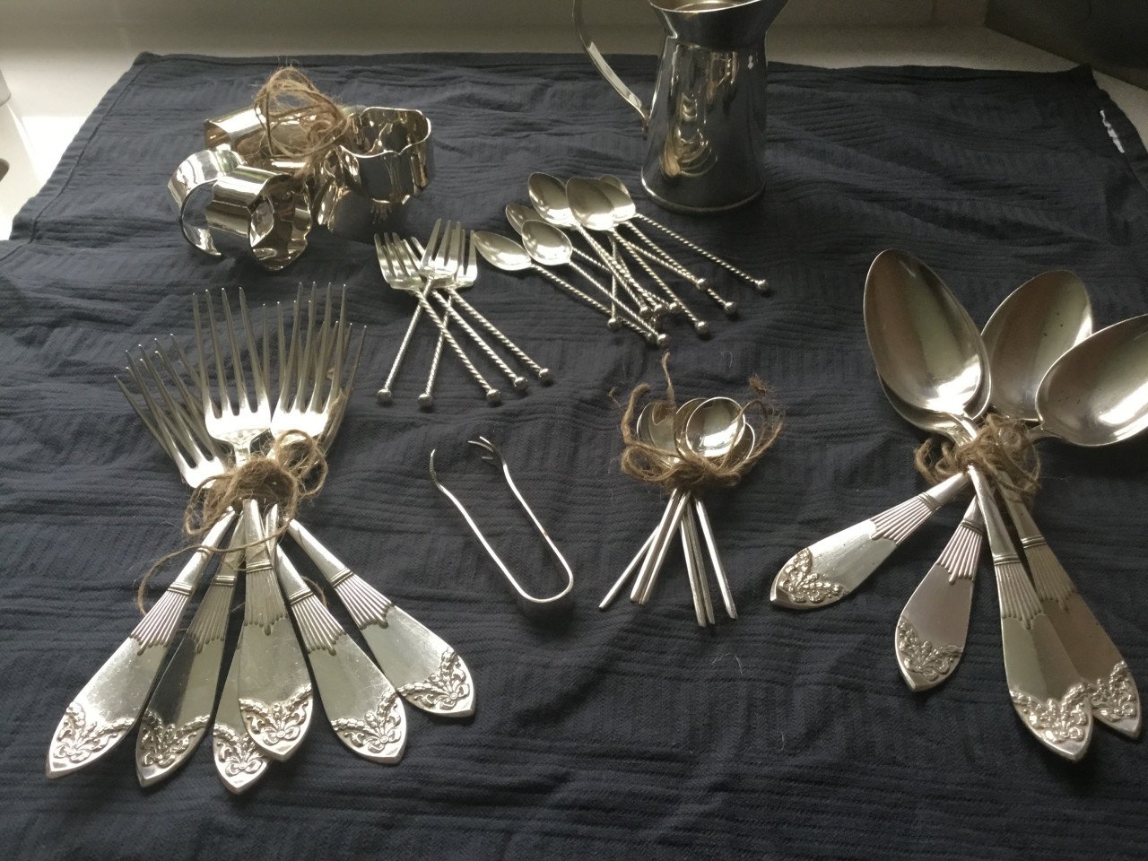 Bestek, kannetje/ lepels,/ vorken. ( brocante)