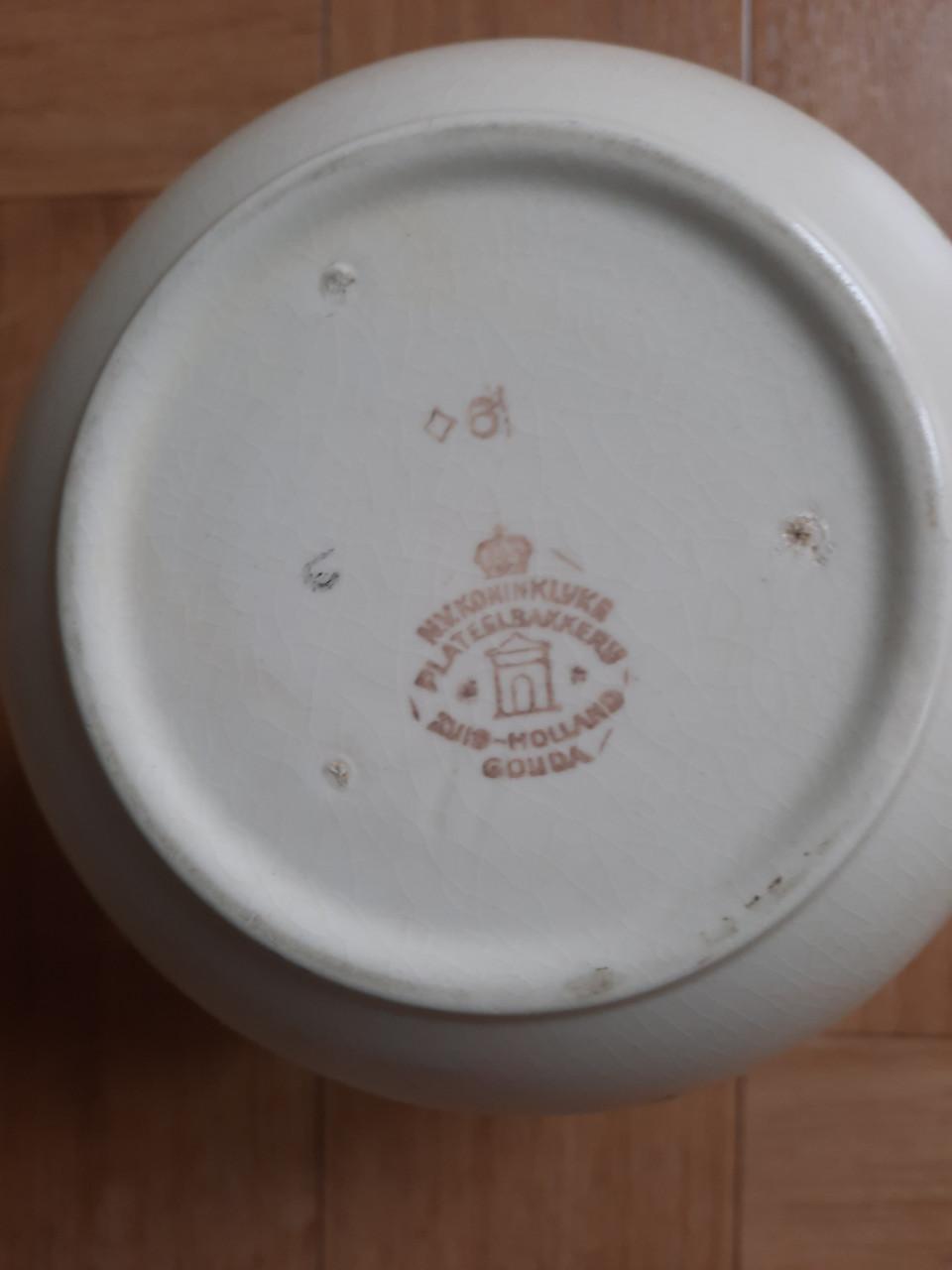 Vaas van Ned. Kon. Plateelbakkerij Gouda.