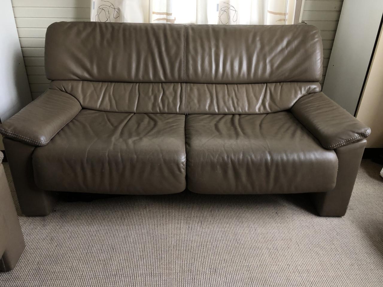 2 leren tweezitsbanken Merk Jori. Taupe kleurig