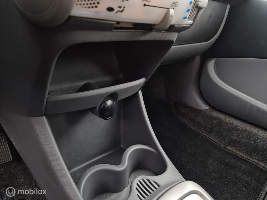 Peugeot 107 1.0 xs automaat / 5- deurs / airco / bluetooth