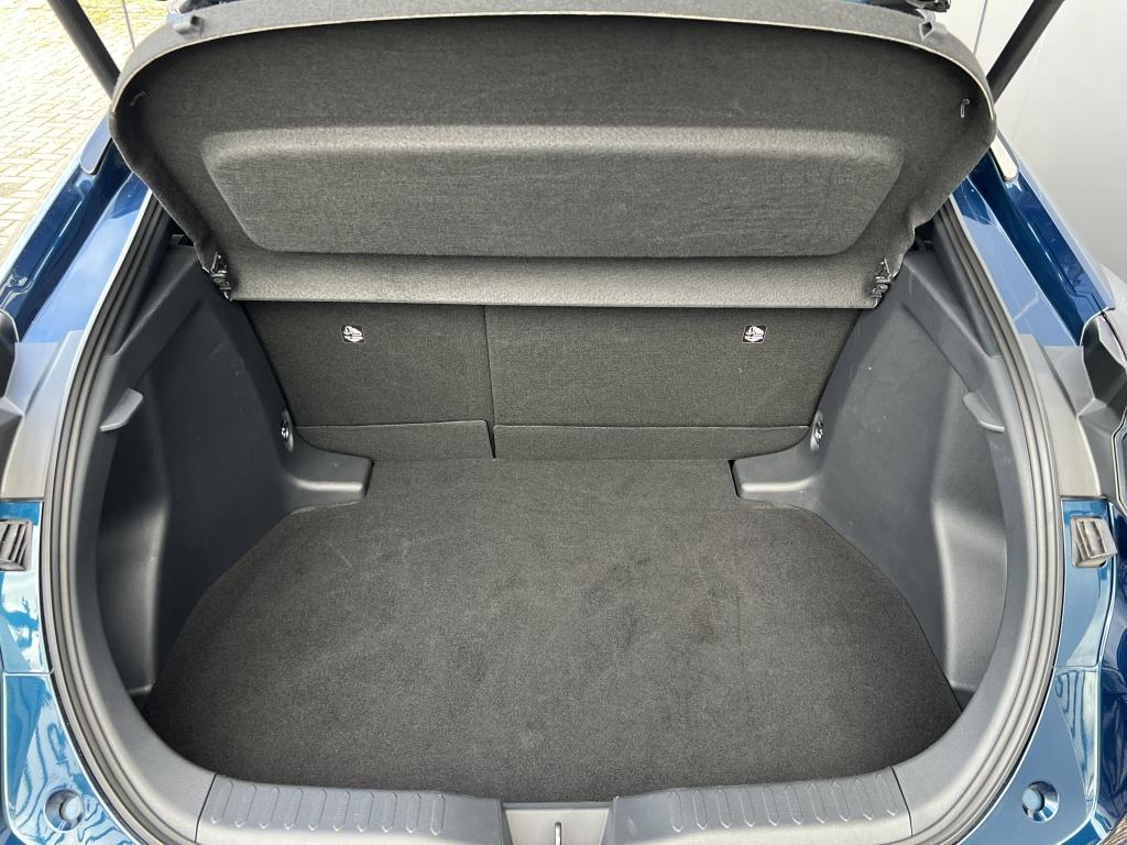 Toyota C-hr 1.8 hybr 140 first