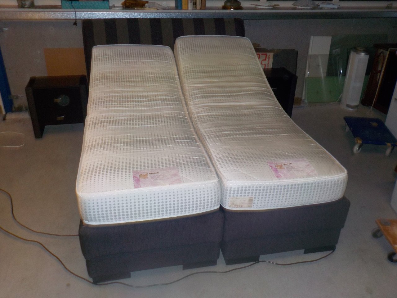 2 Elektrische boxsprings + 2 matrassen + 2 nachtkastjes vrijwel nieuw