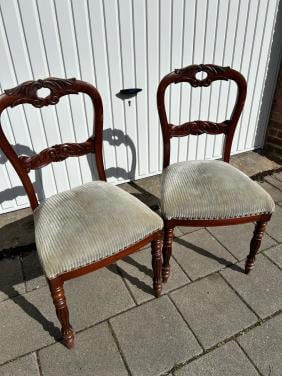 2 antieke stoelen