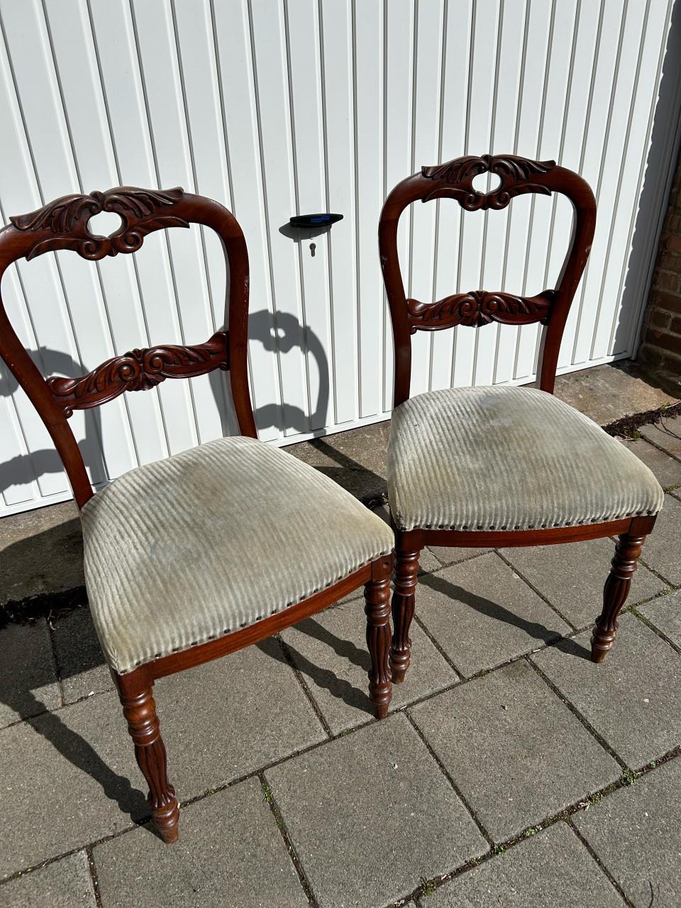 2 antieke stoelen