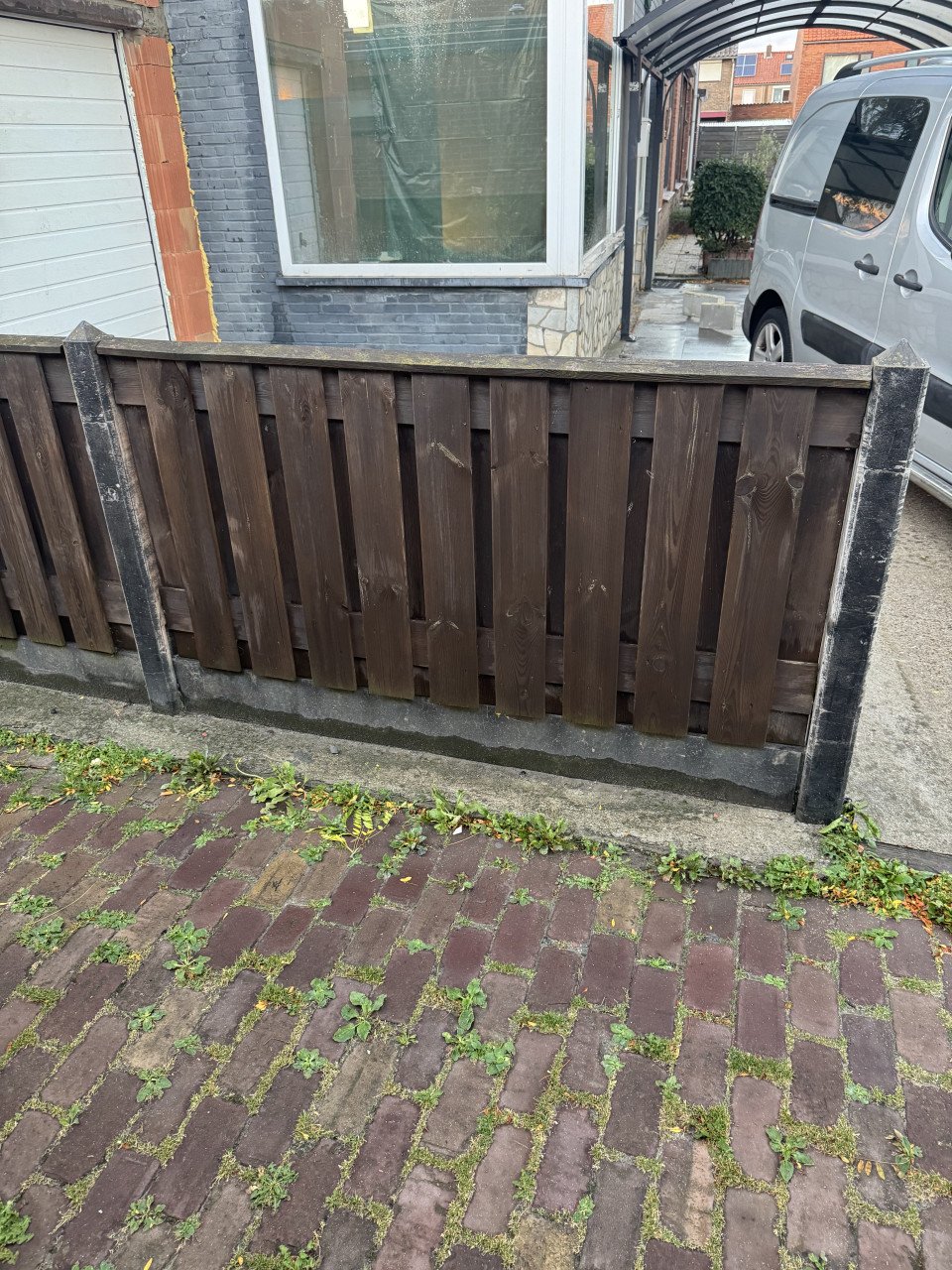 Grenen schutting met beton palen 12 meter
