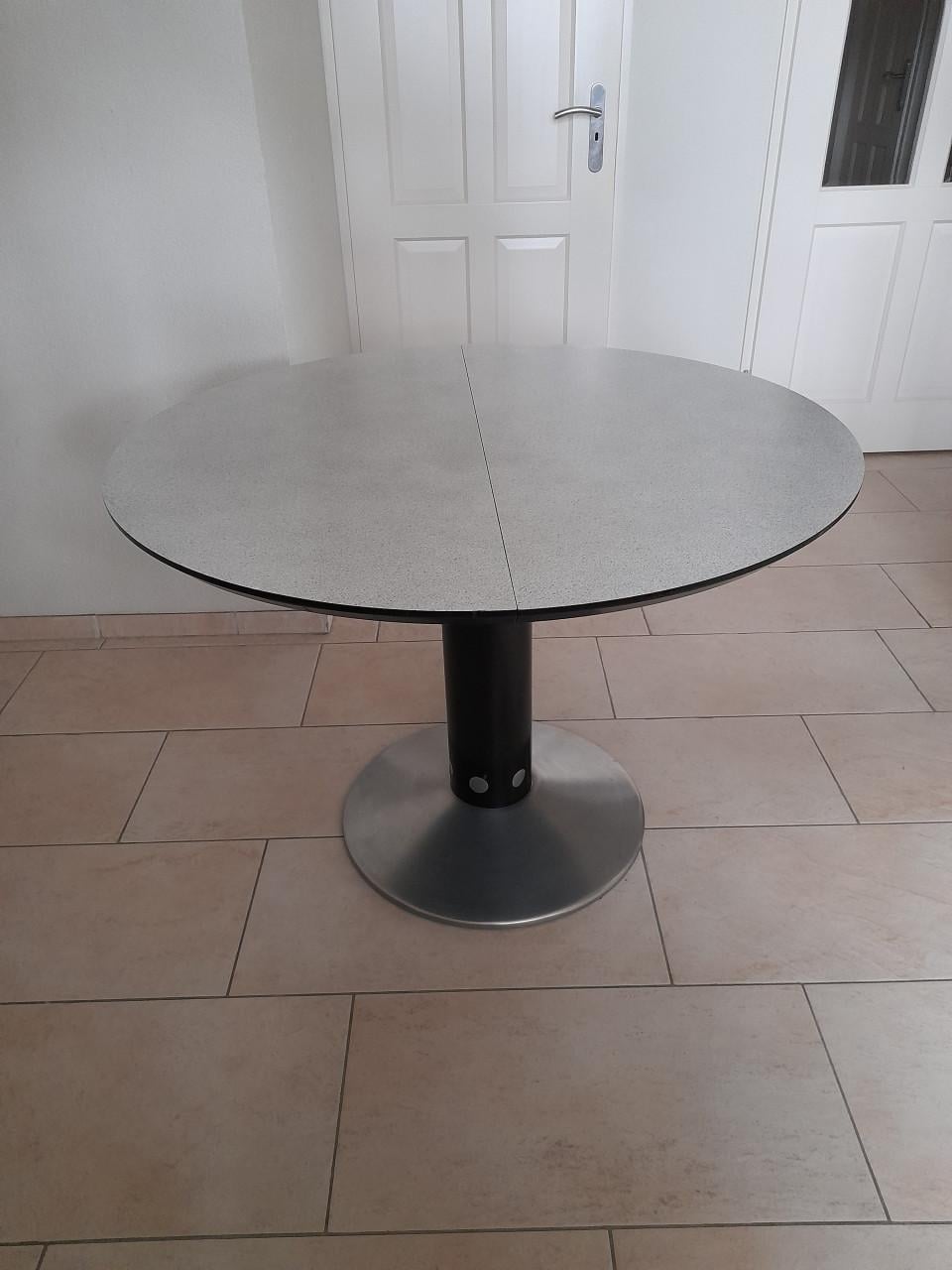 Stevige Tafel (uittrekbaar) in goede staat ! (105 rond)Tafel is uittrekbaar