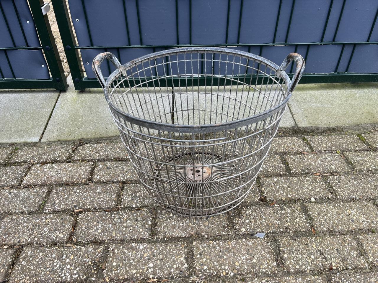 Aardappelmand, metaal