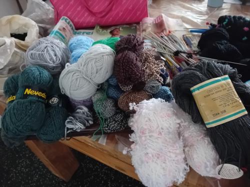 Veel wol,naalden,boekjes