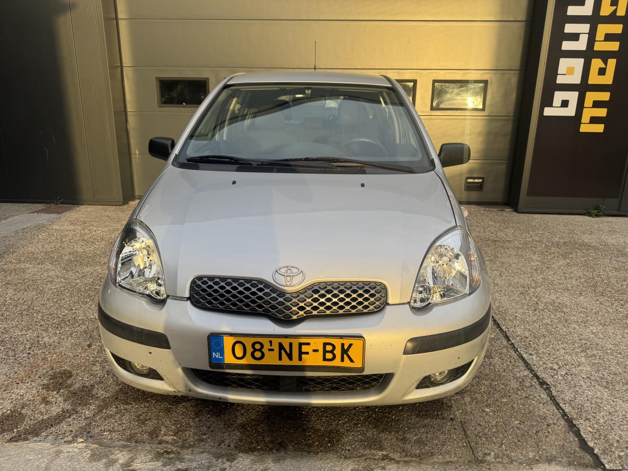 Toyota Yaris 1.3 VVT- i 5DR 2003 Zilver Apk Nap