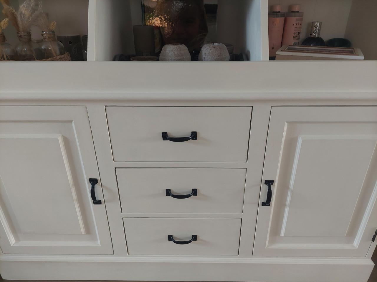 Buffetkast in witte krijtverf