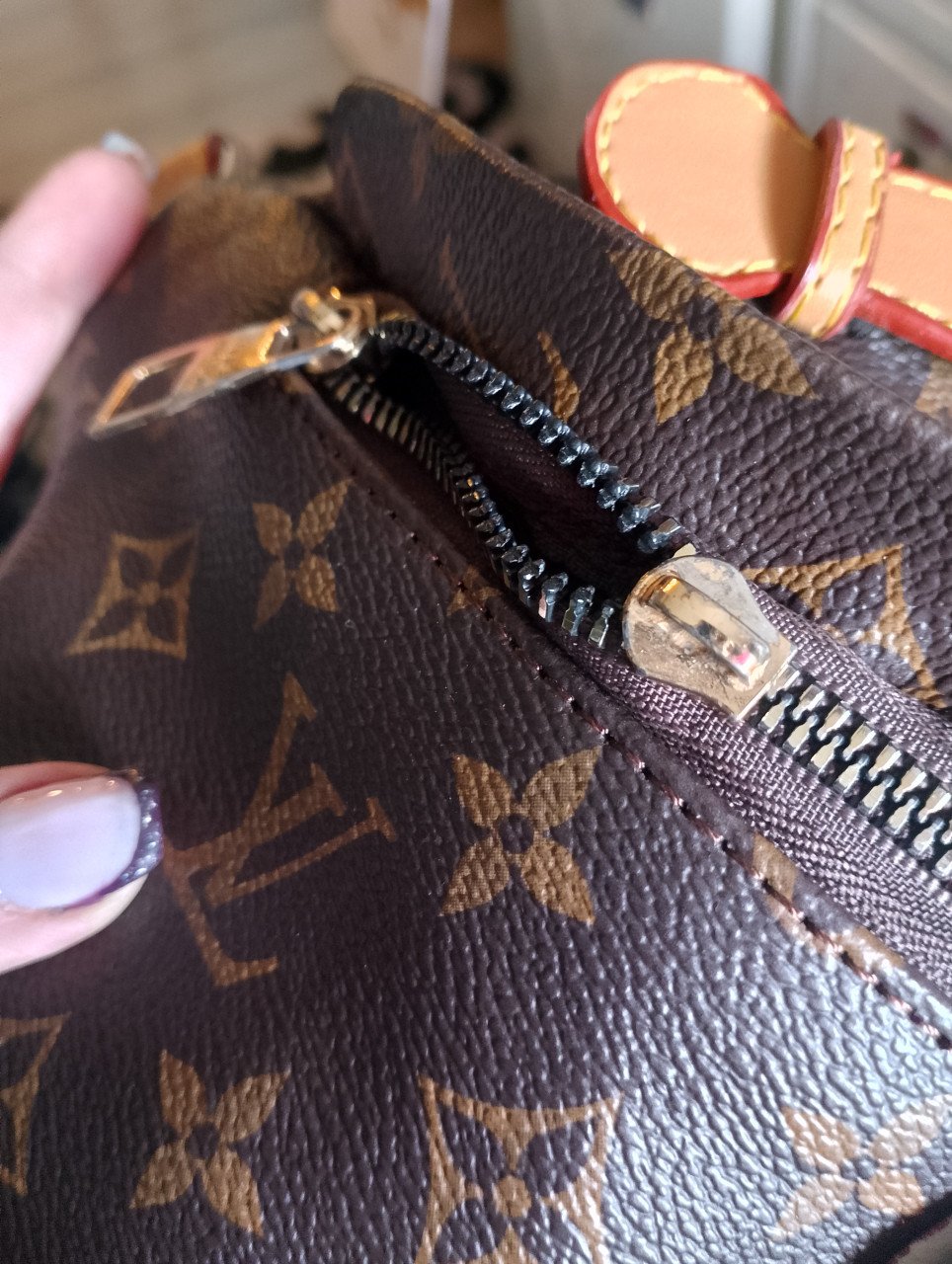 Tas Louis Vuitton.