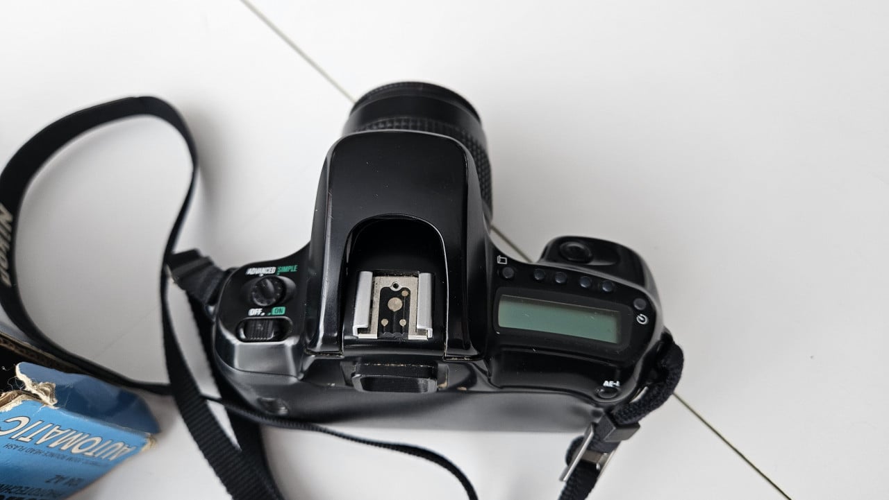 Nikon F50 analoge camera met lens + flitser + filmrolletje