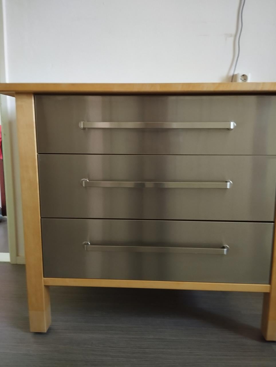 Grenen keukenkast met RVS ladefronten