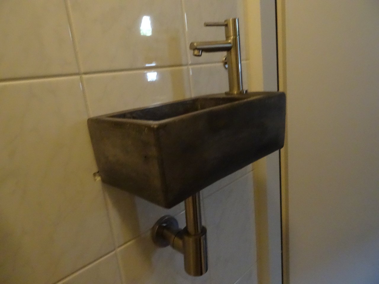 Zwaar betonnen wc fonteintje, wasbakje van het merk Solidus