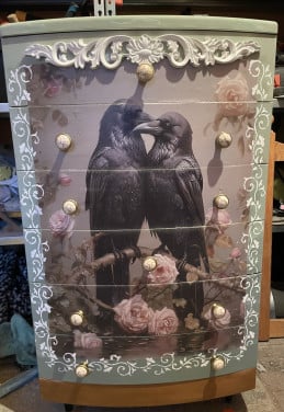 Uniek ladekastje-eyecatcher met romantisch ravenontwerp