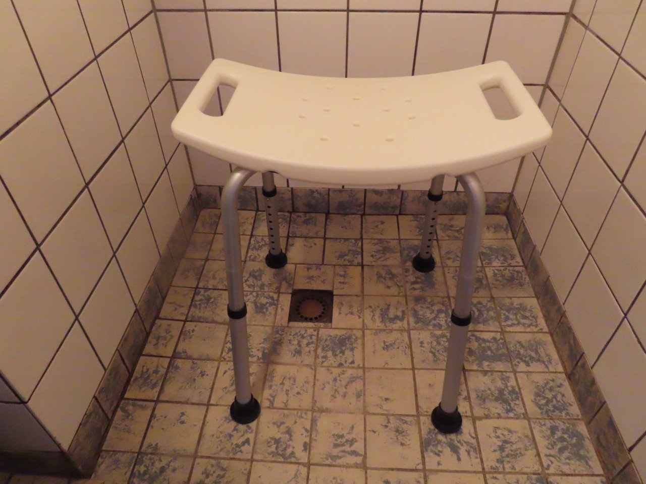 Douche kruk Overbodig i.v.m verhuizing. Laagste stand 40 cm Hoogste