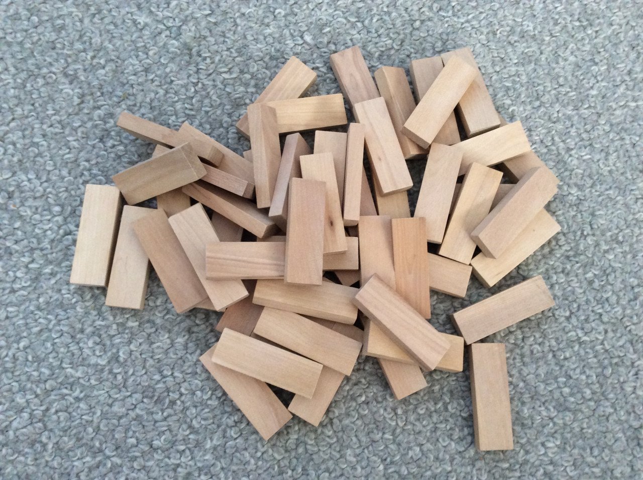 Verschillende zakjes met houten blokjes.