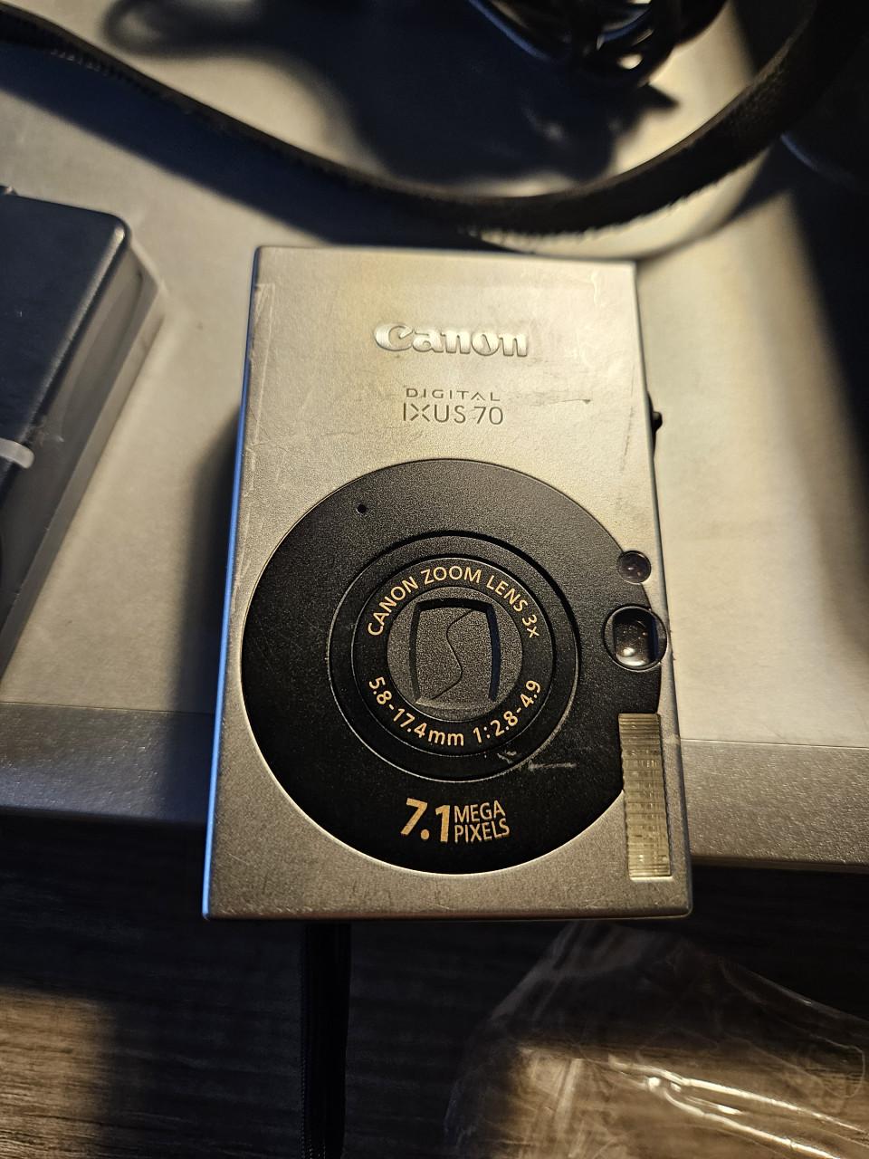 Goed werkende digitale Canon Ixus 70 camera incl oplader..