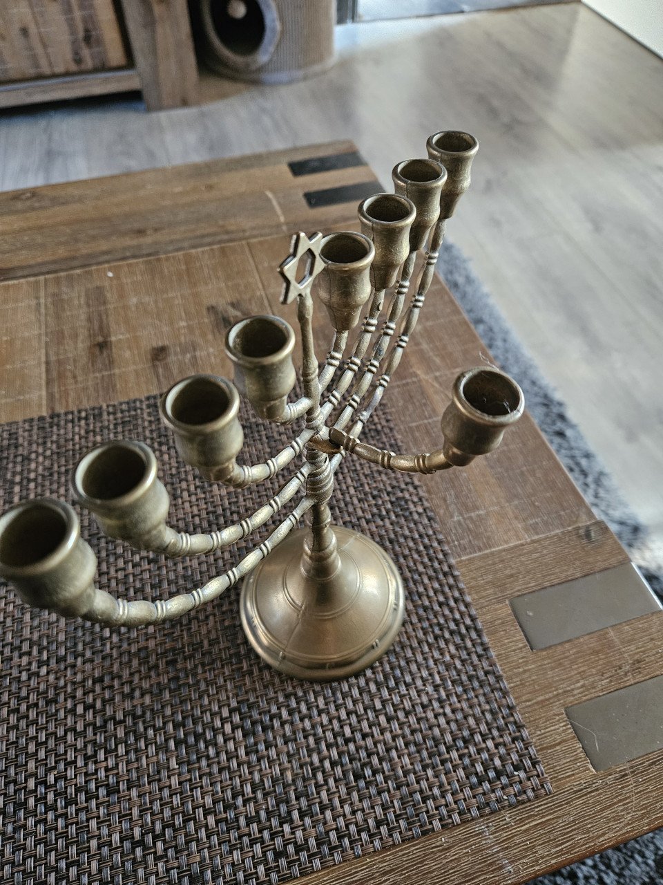 Prachtige joodse chanoekia negenarmige kandelaar van messing...