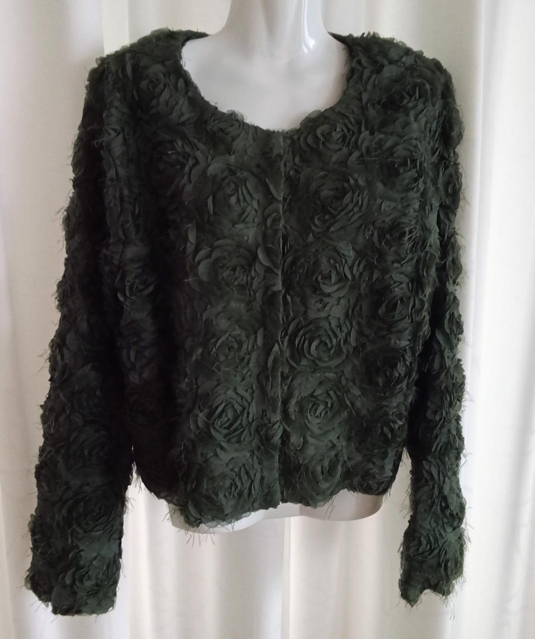 Prachtig groen apart jasje met rozenstructuur