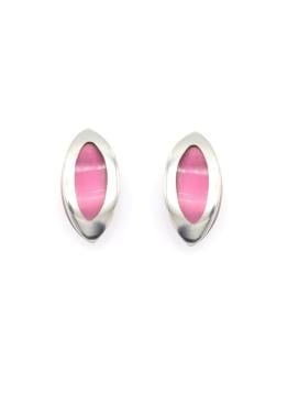 Oorclips met ovale roze cat eye steen en zilverkleurige omlijsting