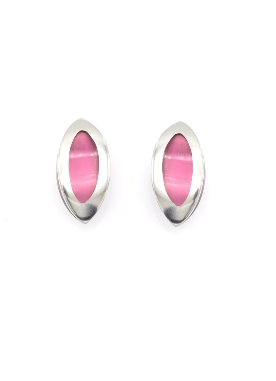 Oorclips met ovale roze cat eye steen en zilverkleurige omlijsting