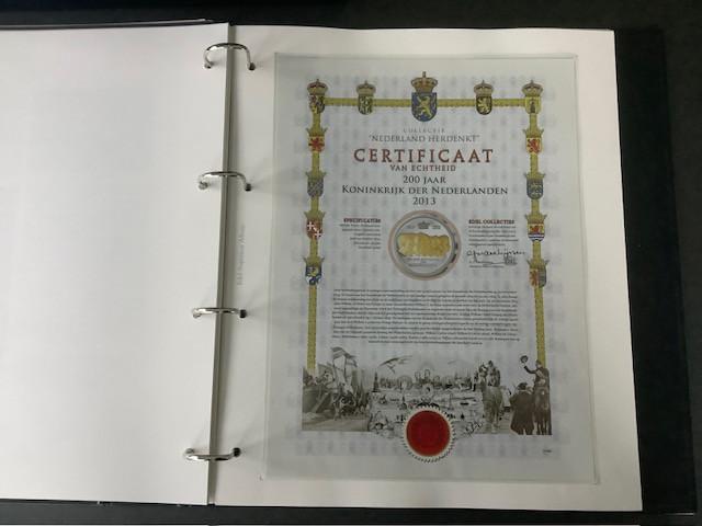 7 penningen uit de collectie “Nederland Herdenkt”.